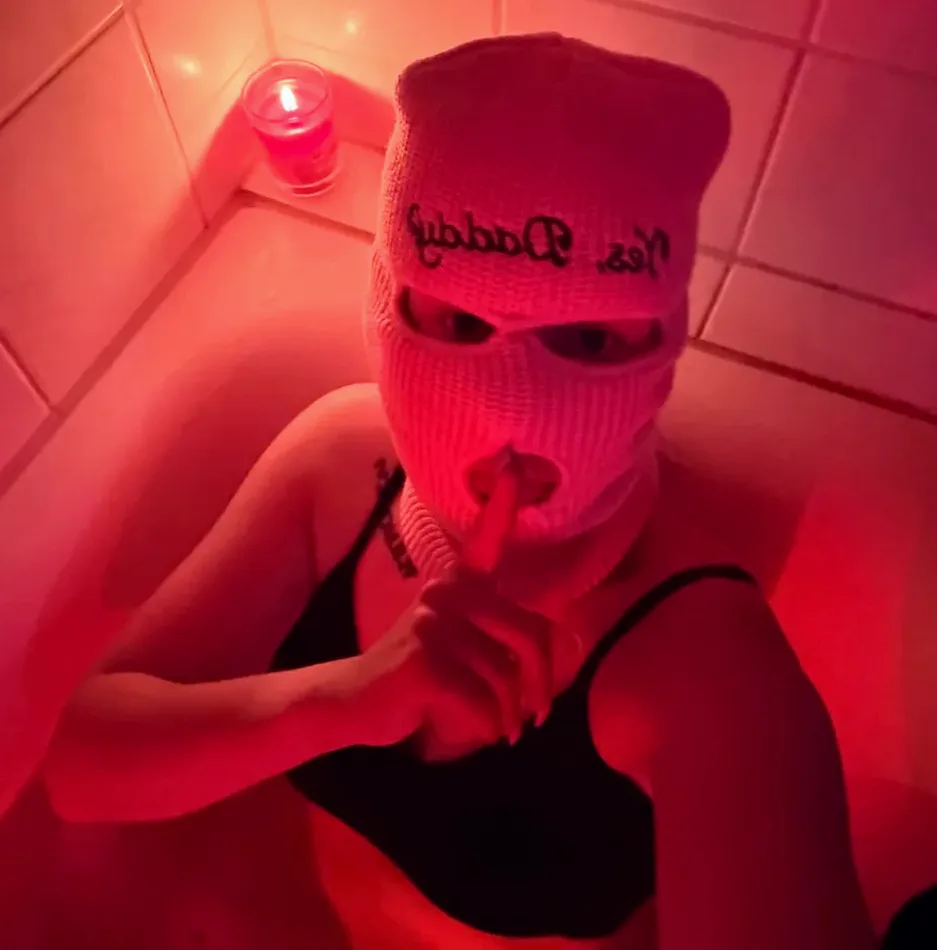 Aino, 27