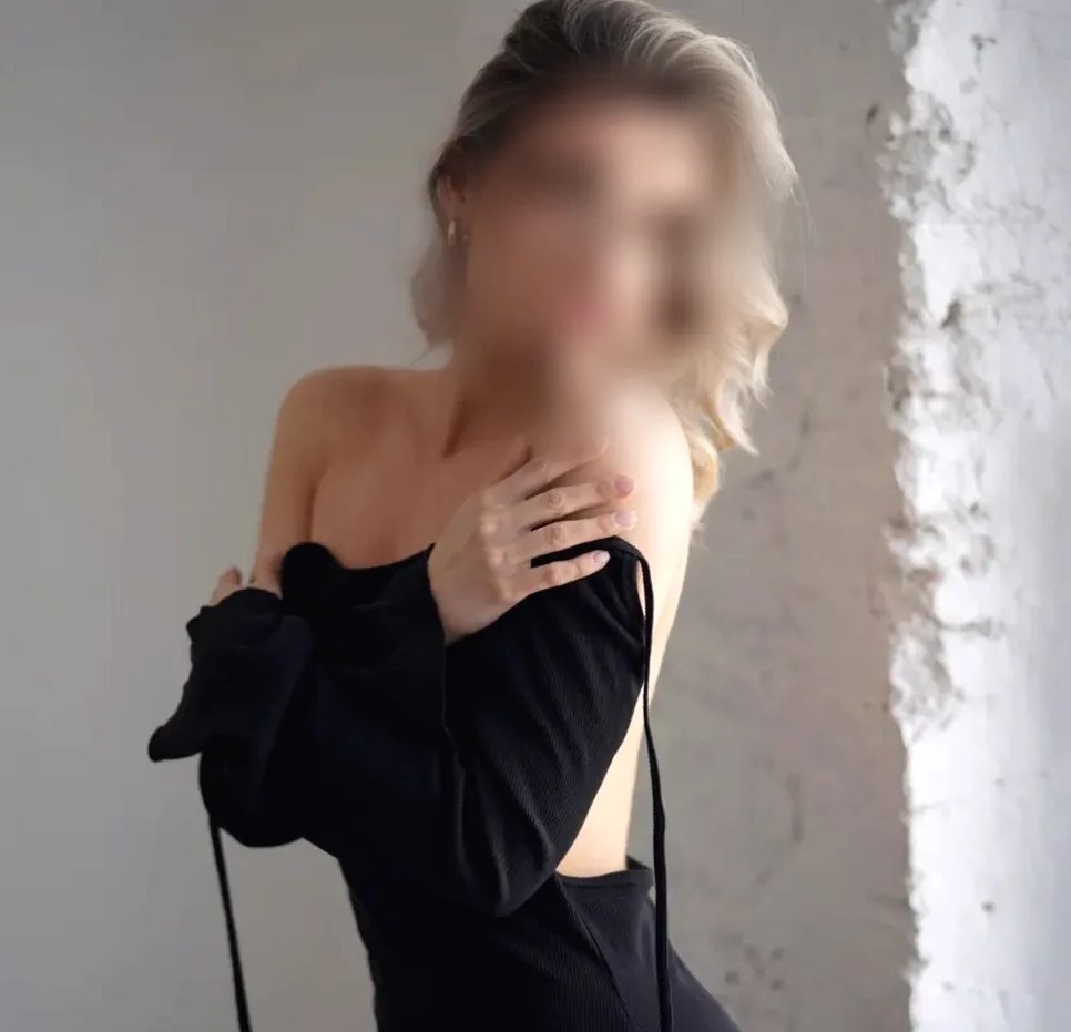 Nella, 25